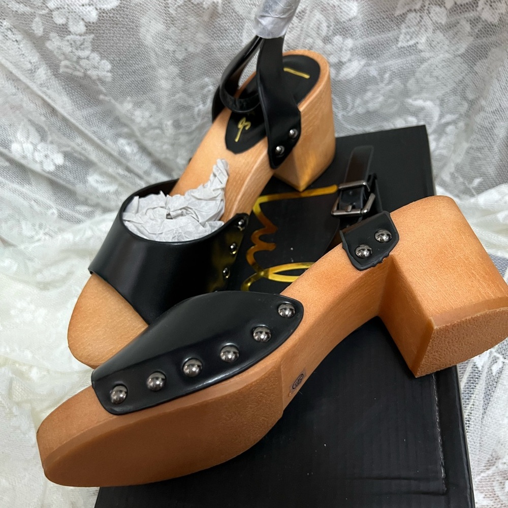 Lulu's Black Studded Women's Clogs (6.5) “Sansa”